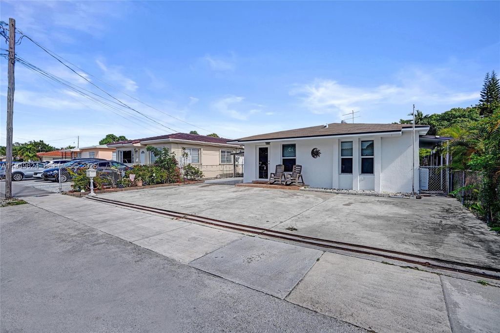 Photo of 901 NW 34th Ave, Miami, FL 33125 (MLS # A11949624)