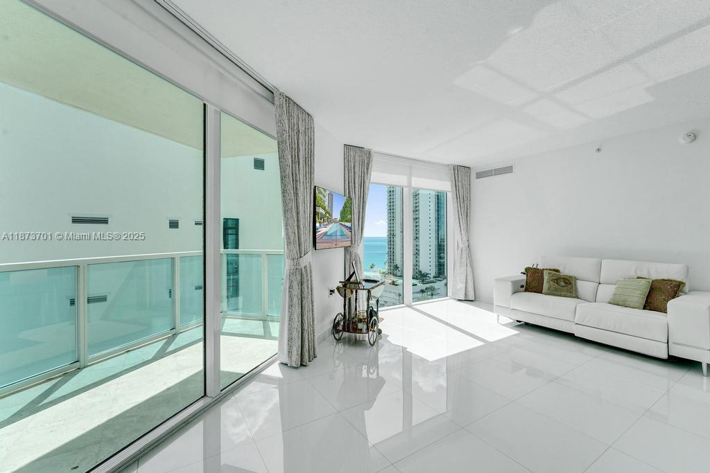 ST TROPEZ ON THE BAY 1 CO - Residential