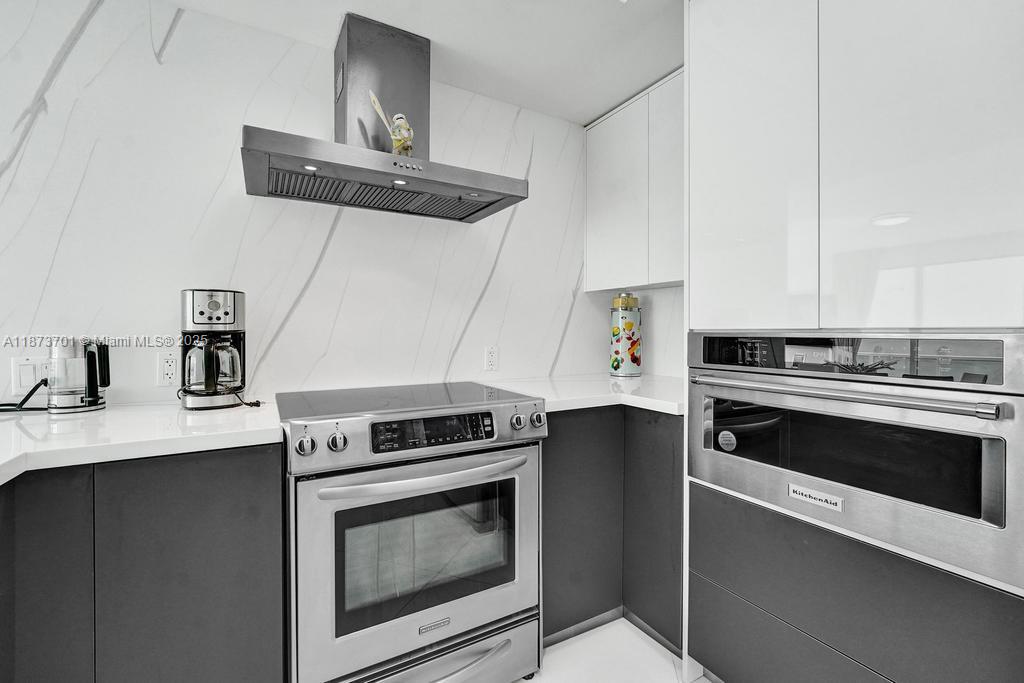 ST TROPEZ ON THE BAY 1 CO - Residential