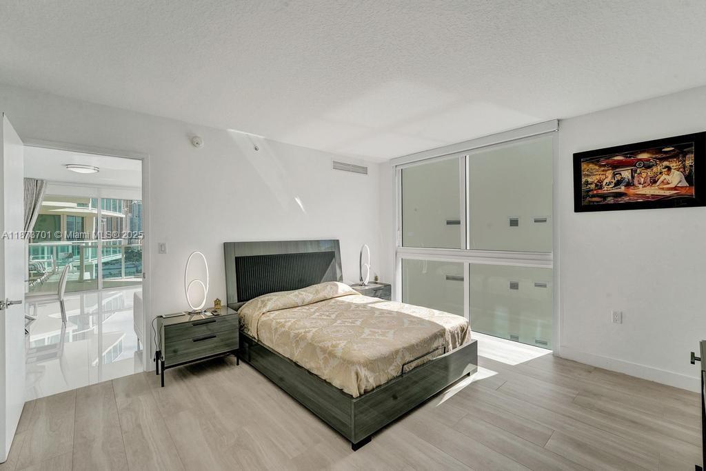 ST TROPEZ ON THE BAY 1 CO - Residential