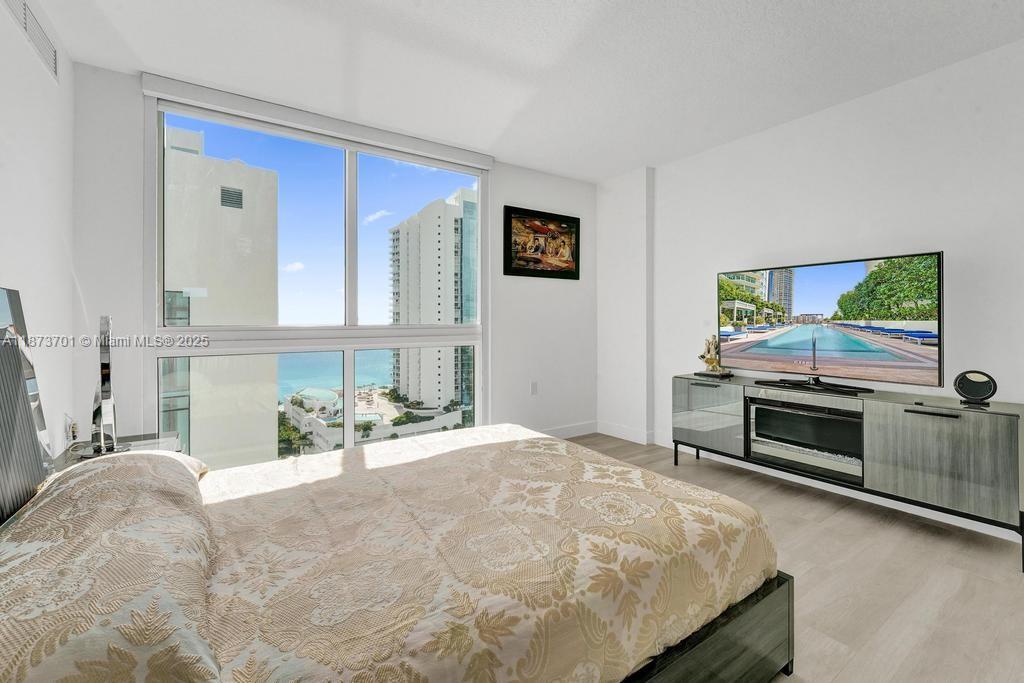 ST TROPEZ ON THE BAY 1 CO - Residential