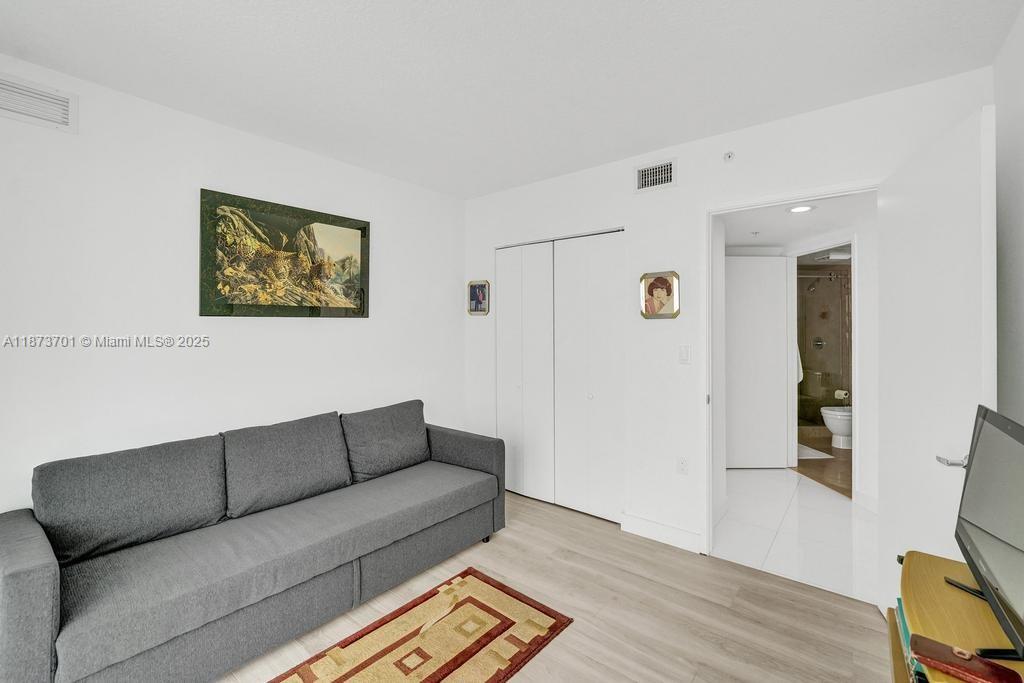 ST TROPEZ ON THE BAY 1 CO - Residential