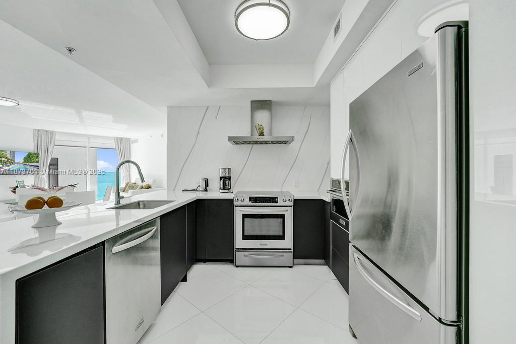 ST TROPEZ ON THE BAY 1 CO - Residential