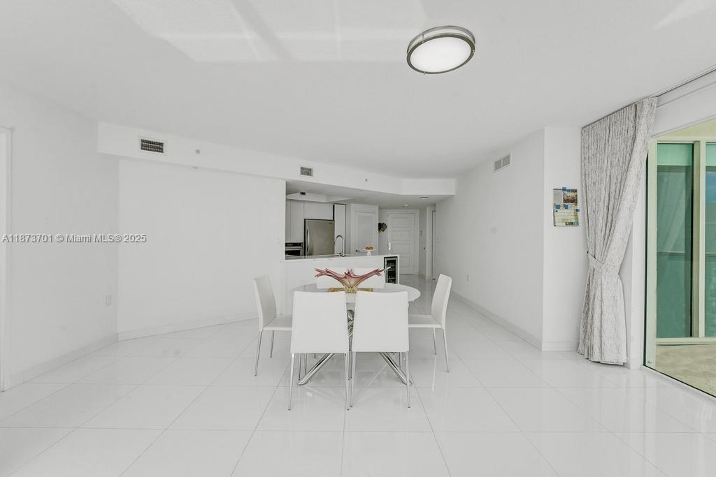 ST TROPEZ ON THE BAY 1 CO - Residential