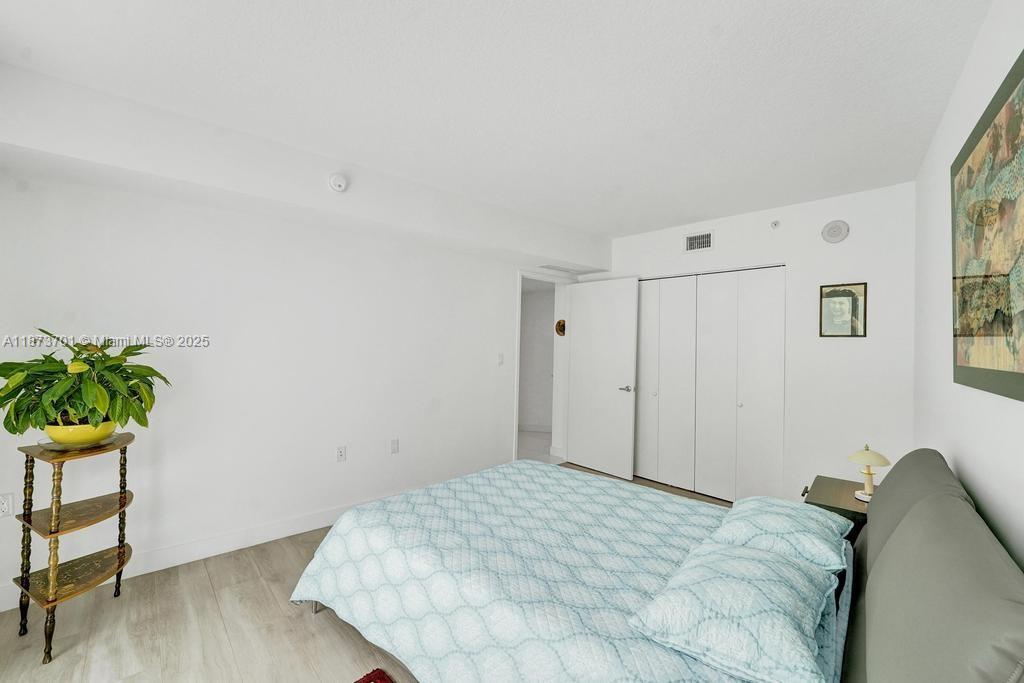 ST TROPEZ ON THE BAY 1 CO - Residential