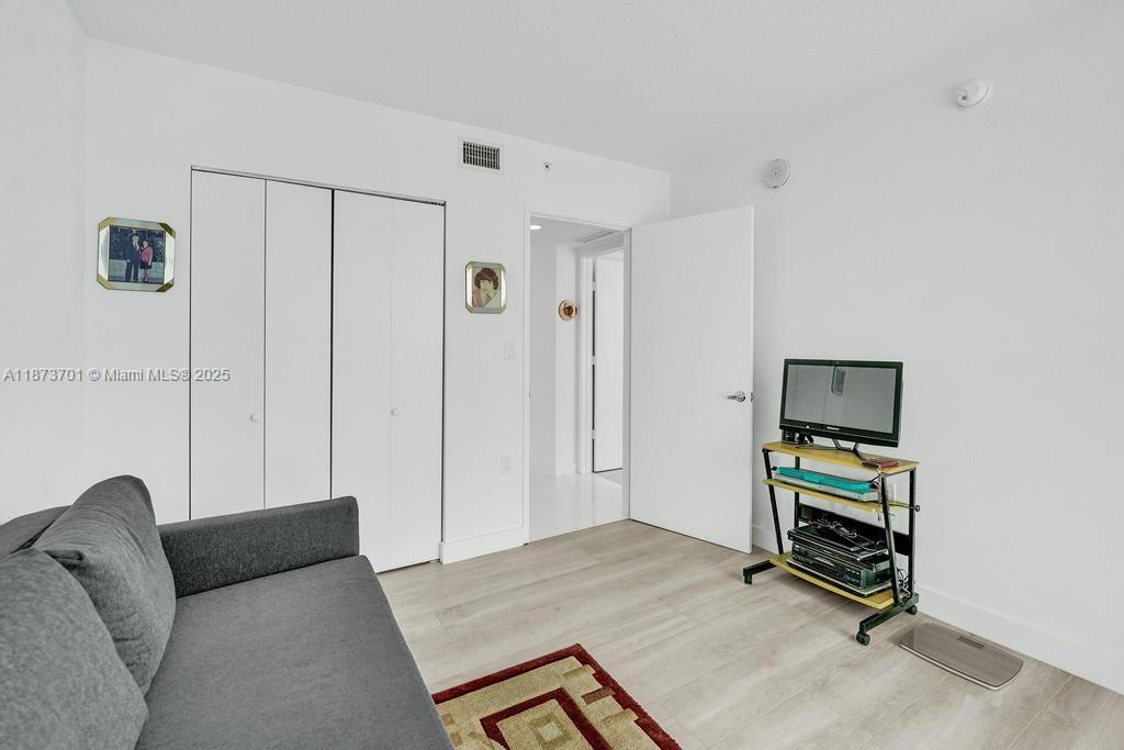 ST TROPEZ ON THE BAY 1 CO - Residential