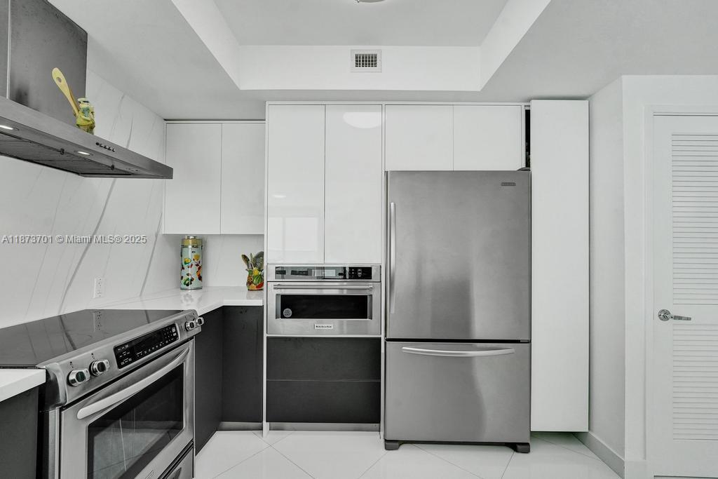 ST TROPEZ ON THE BAY 1 CO - Residential