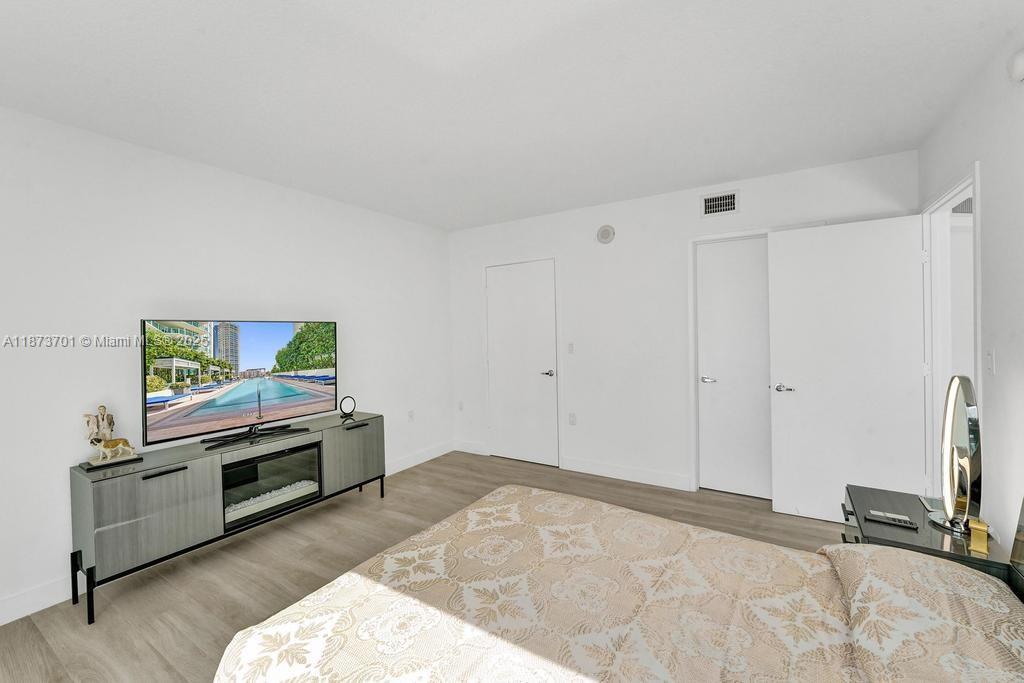 ST TROPEZ ON THE BAY 1 CO - Residential