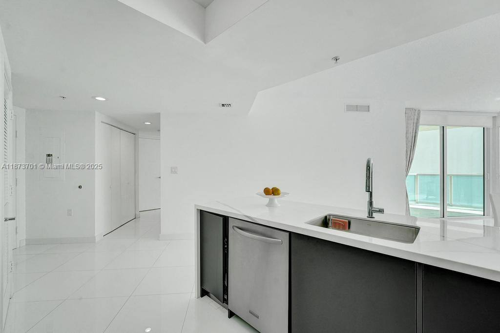 ST TROPEZ ON THE BAY 1 CO - Residential