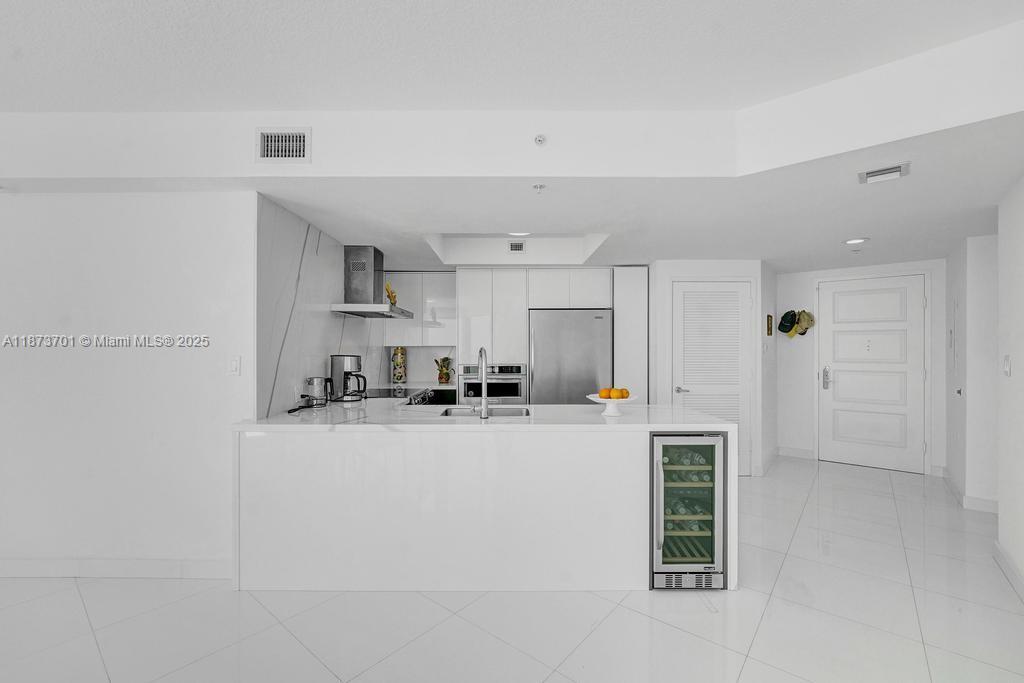 ST TROPEZ ON THE BAY 1 CO - Residential