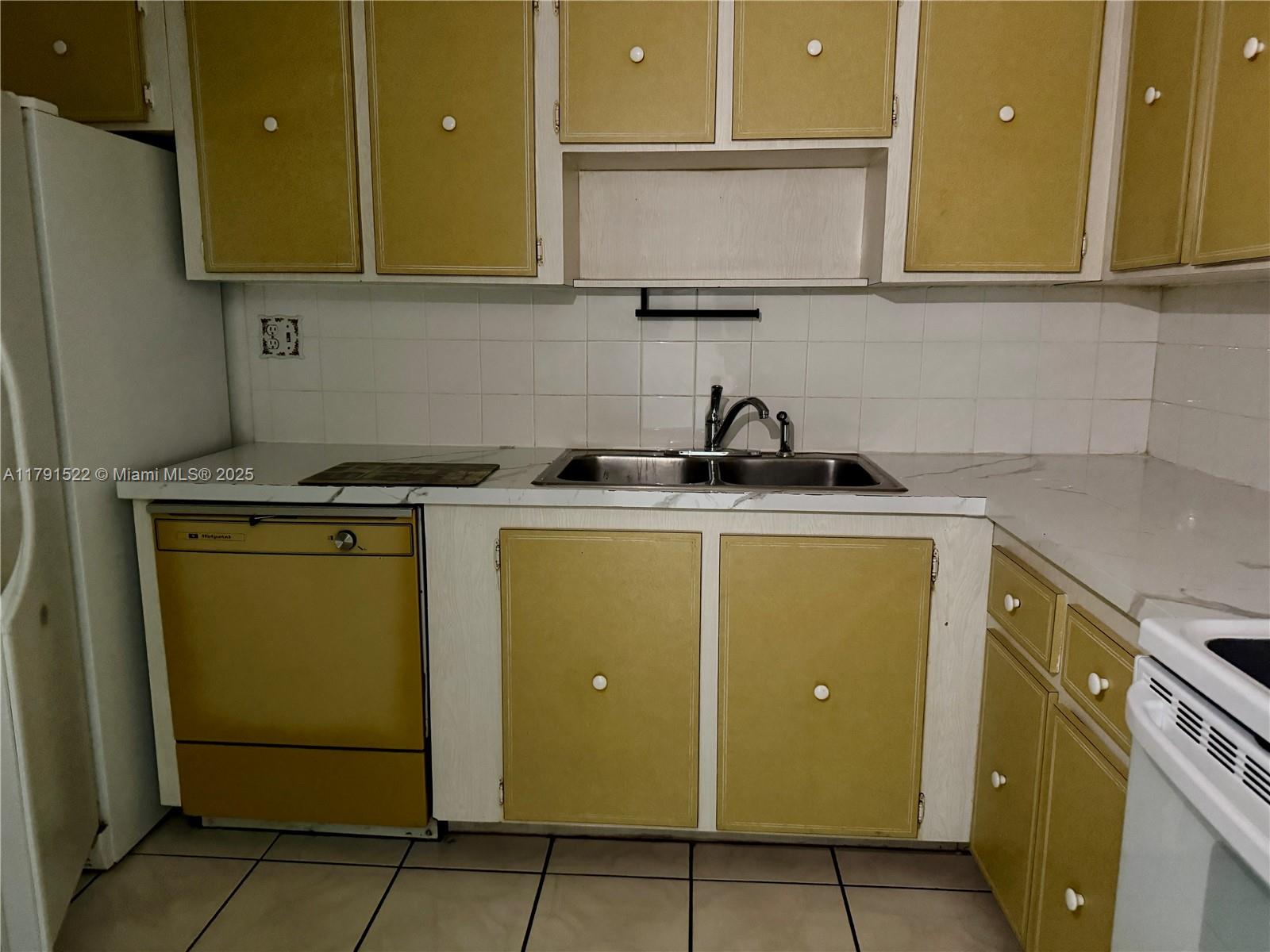 EL JARDIN DE HIALEAH COND - Residential Lease