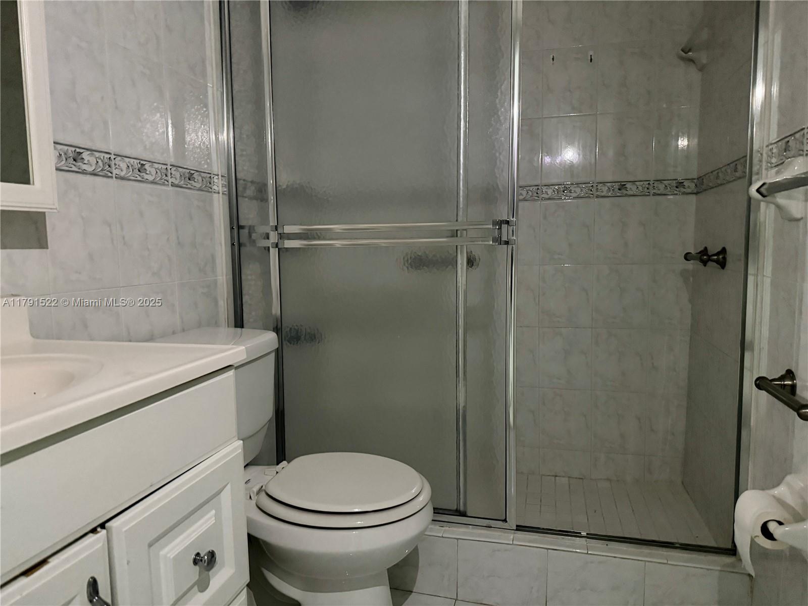 EL JARDIN DE HIALEAH COND - Residential Lease