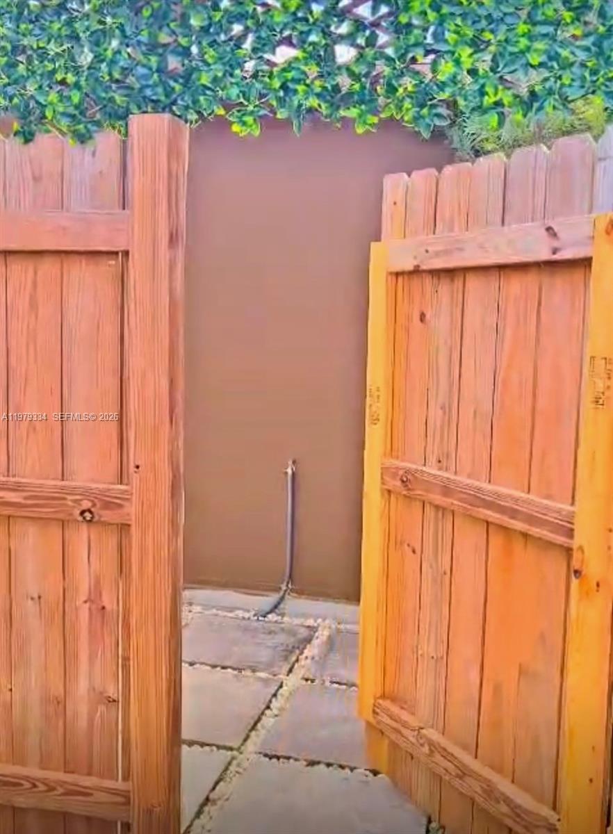 CUTLER RIDGE MANOR ESTATE - Residential Lease