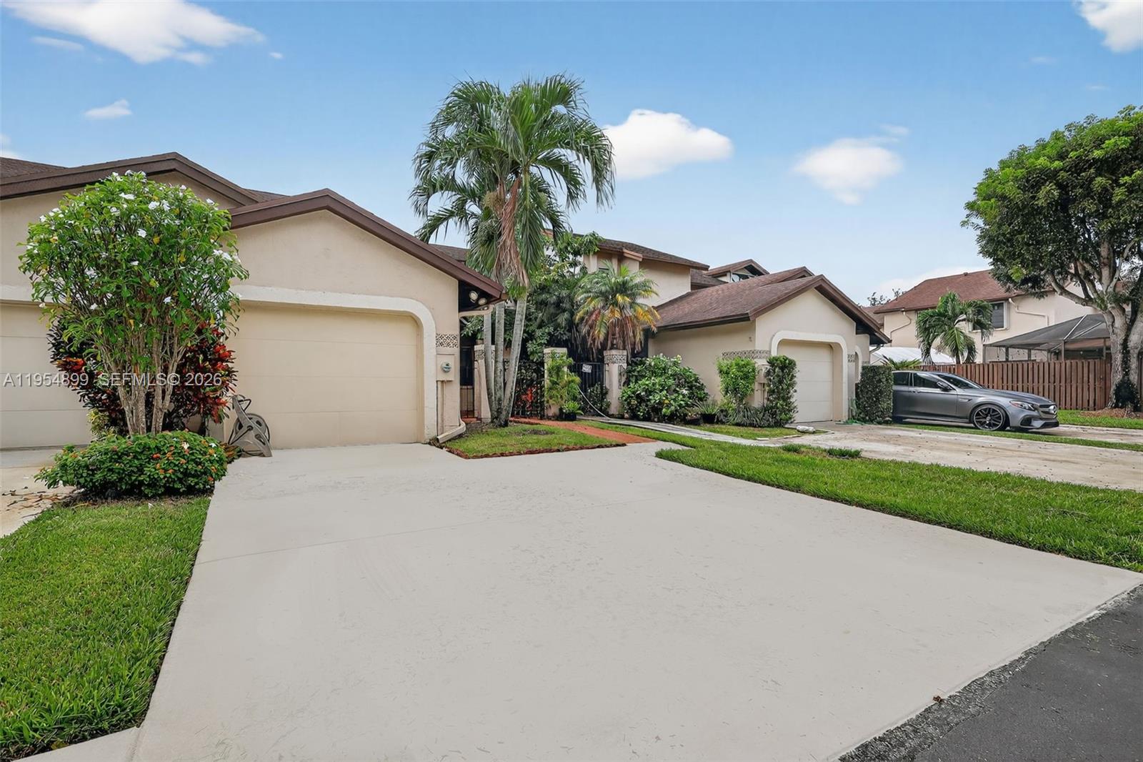 VALENCIA TOWNHOMES - Residential