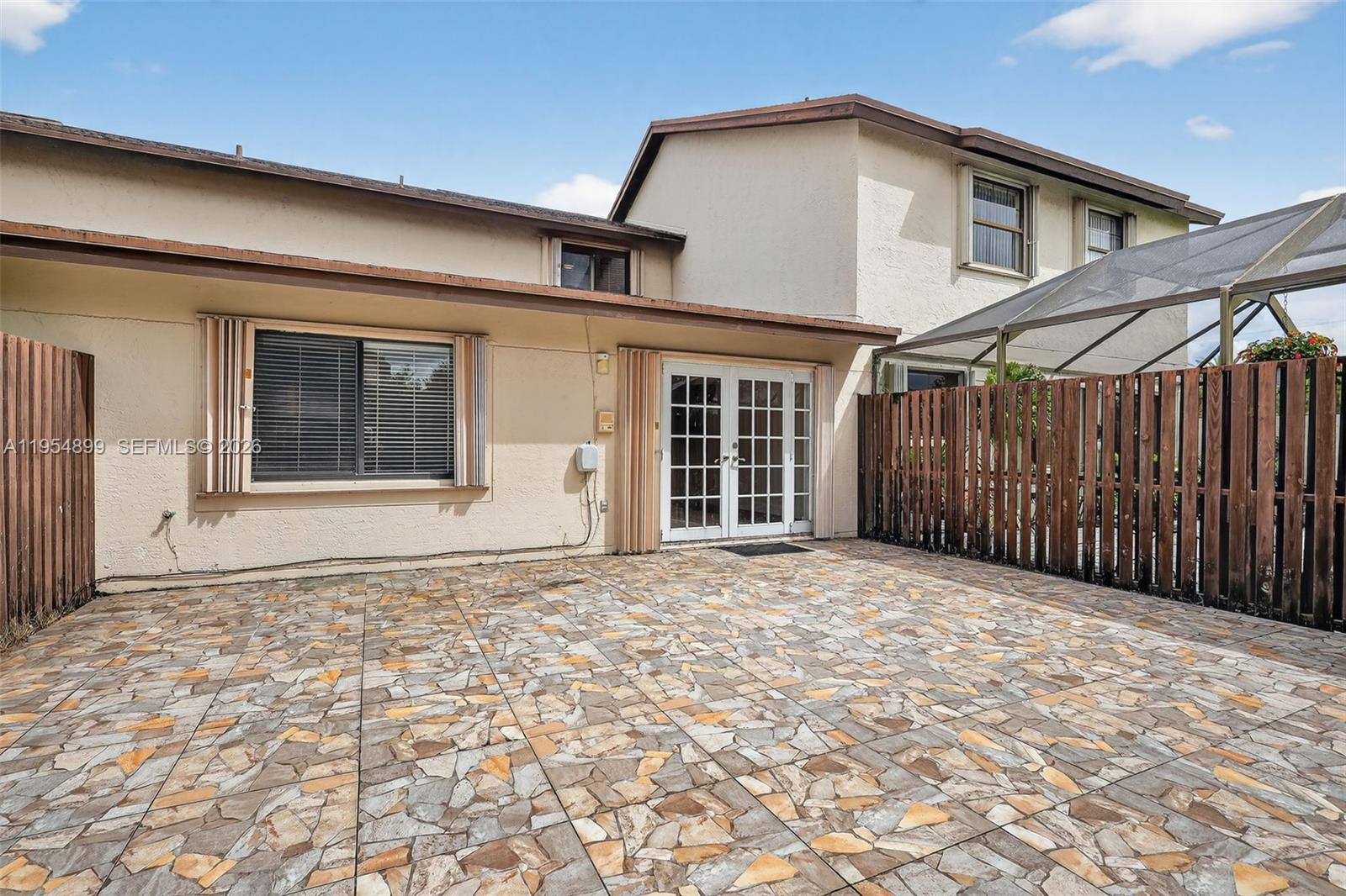 VALENCIA TOWNHOMES - Residential