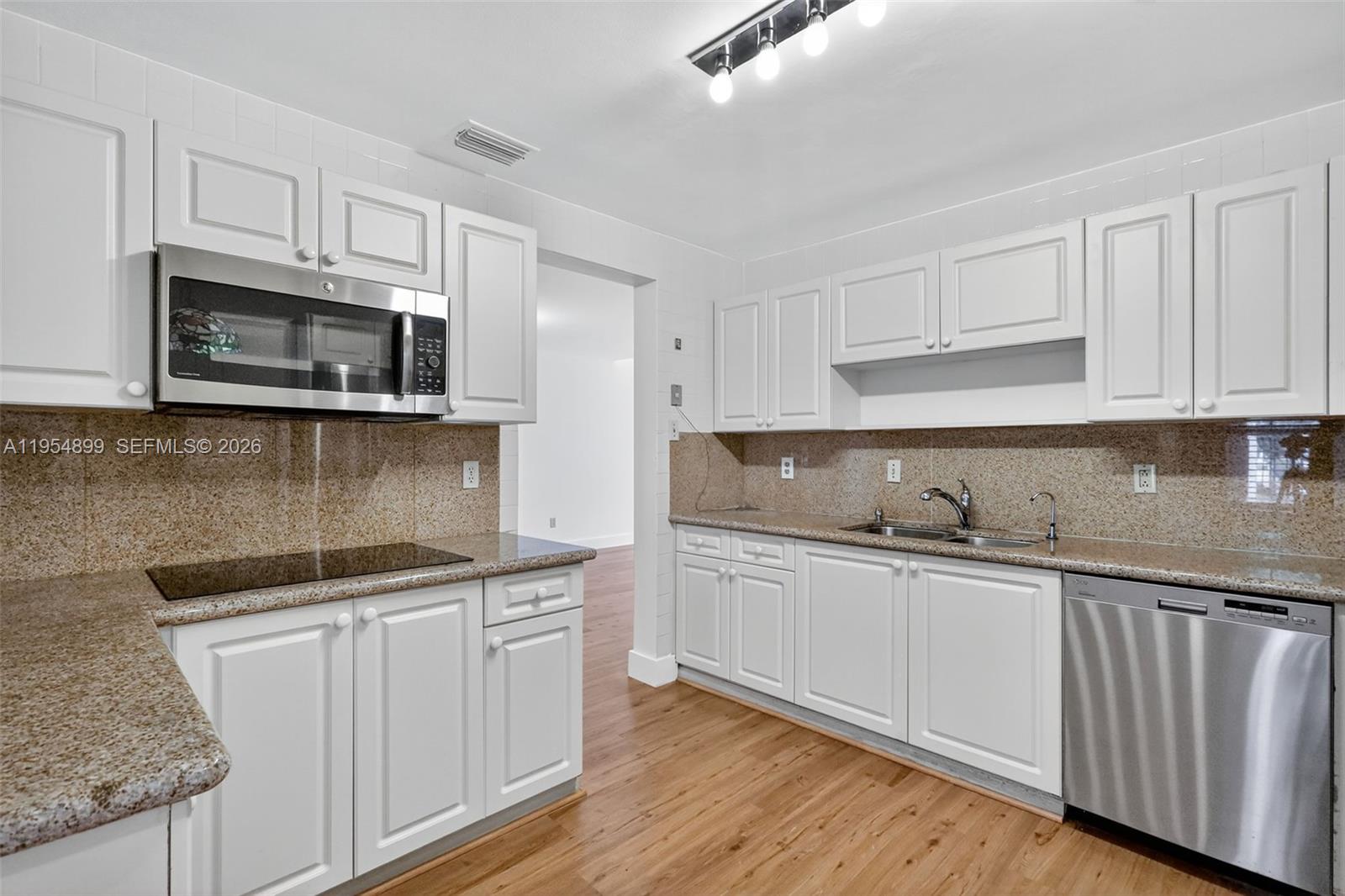 VALENCIA TOWNHOMES - Residential