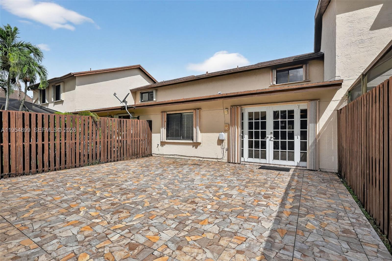 VALENCIA TOWNHOMES - Residential