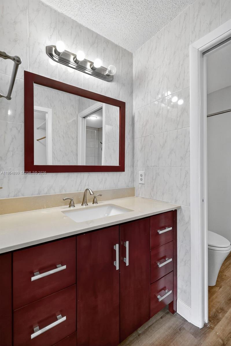 VALENCIA TOWNHOMES - Residential