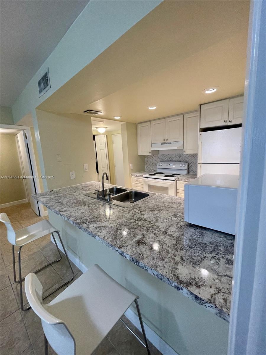 Rental Property at 8120 Geneva Ct 155, Doral, Miami-Dade County, Florida - Bedrooms: 2 
Bathrooms: 2  - $2,350 MO.