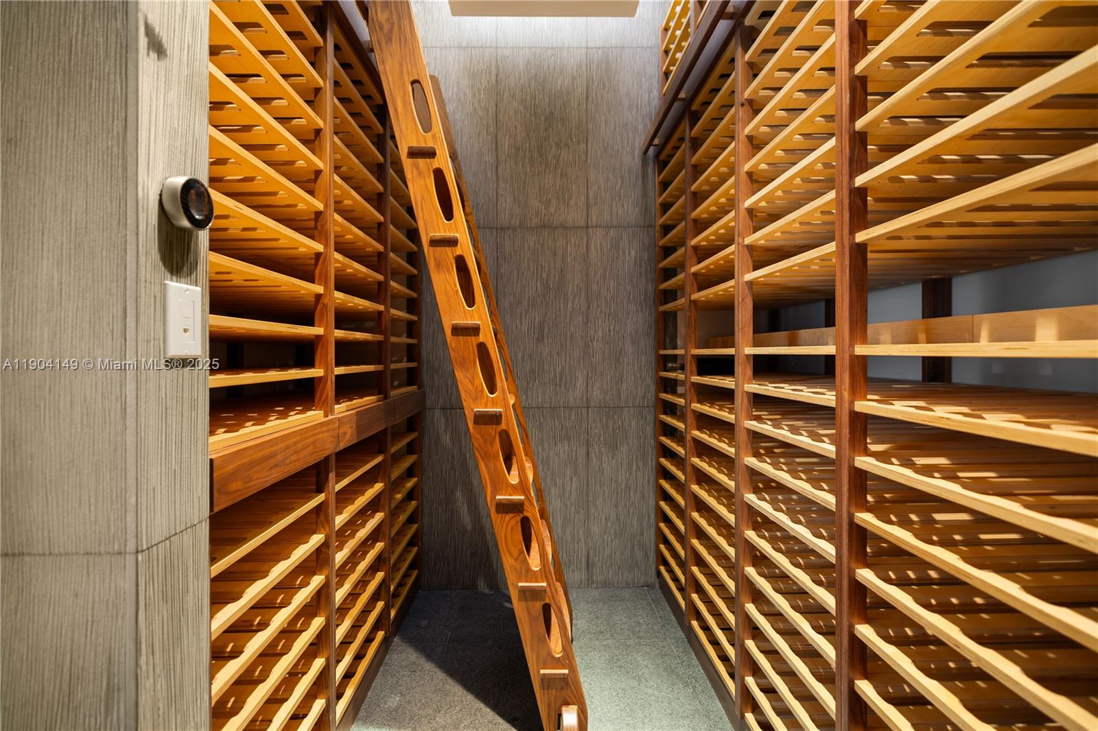 TRUMP ROYALE CONDO - Residential