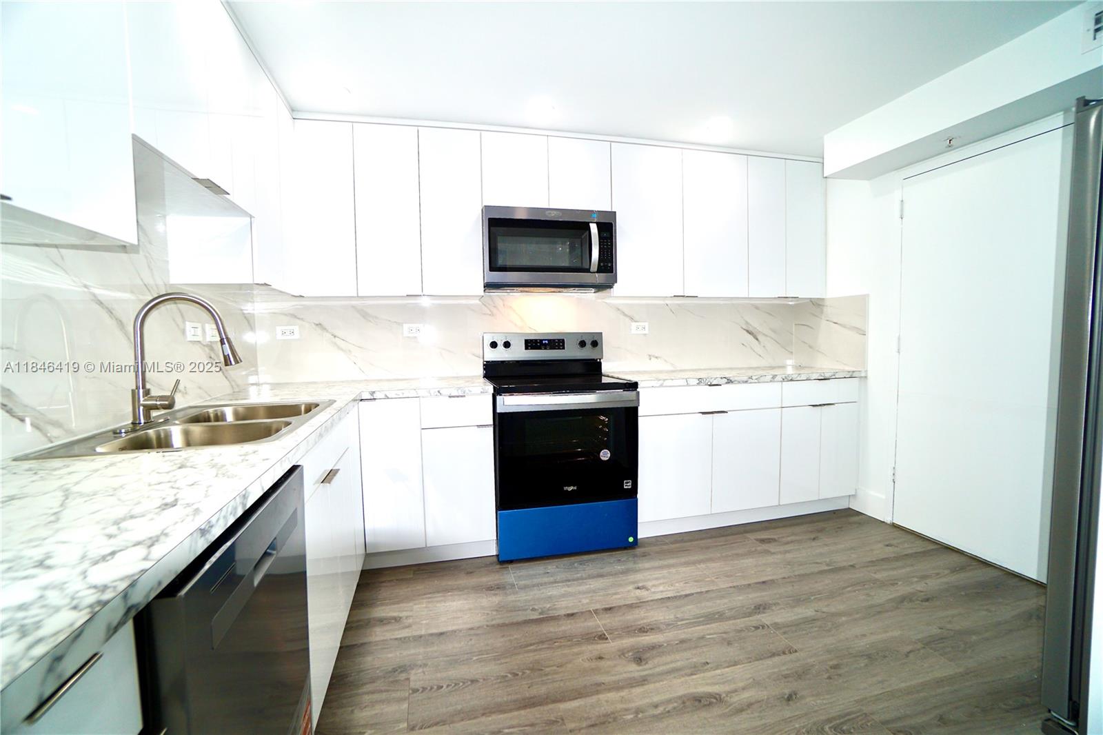 Looking for a remodeled 2-bedroom and 2 full bathrooms apartment with city view in the center of Aventura, 10 minutes to Aventura Mall, and 15 minutes to Sunny Isles Beach, with security access
application and tenant screening!