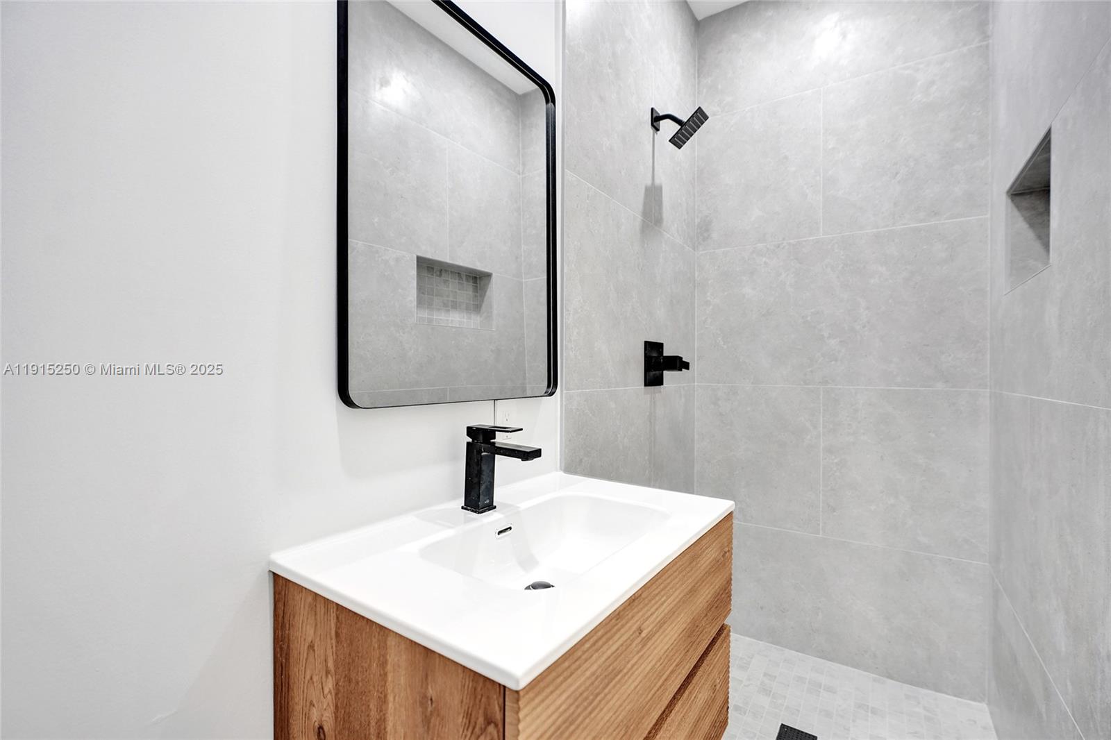 LA PALOMA - Residential Lease