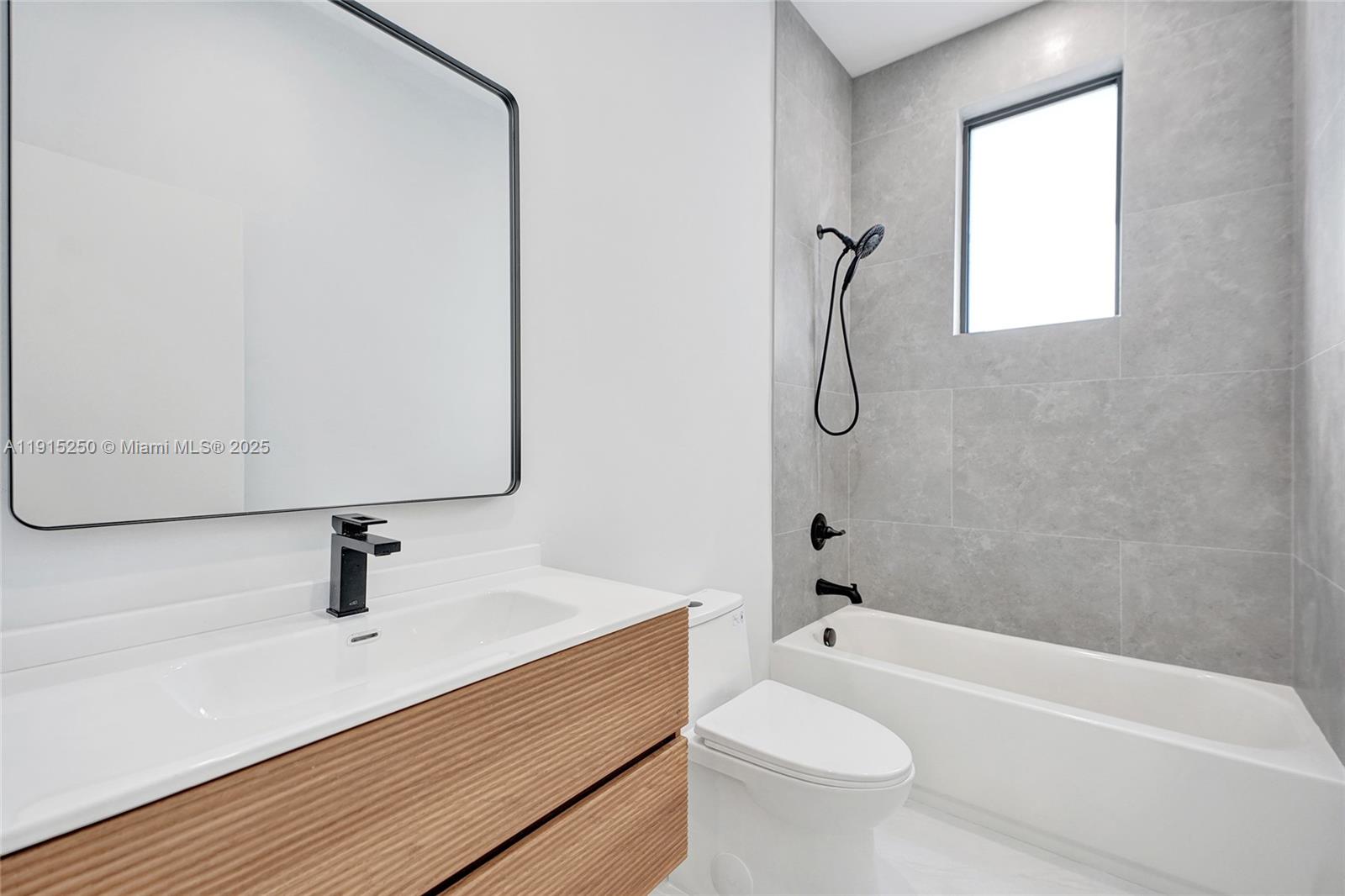 LA PALOMA - Residential Lease