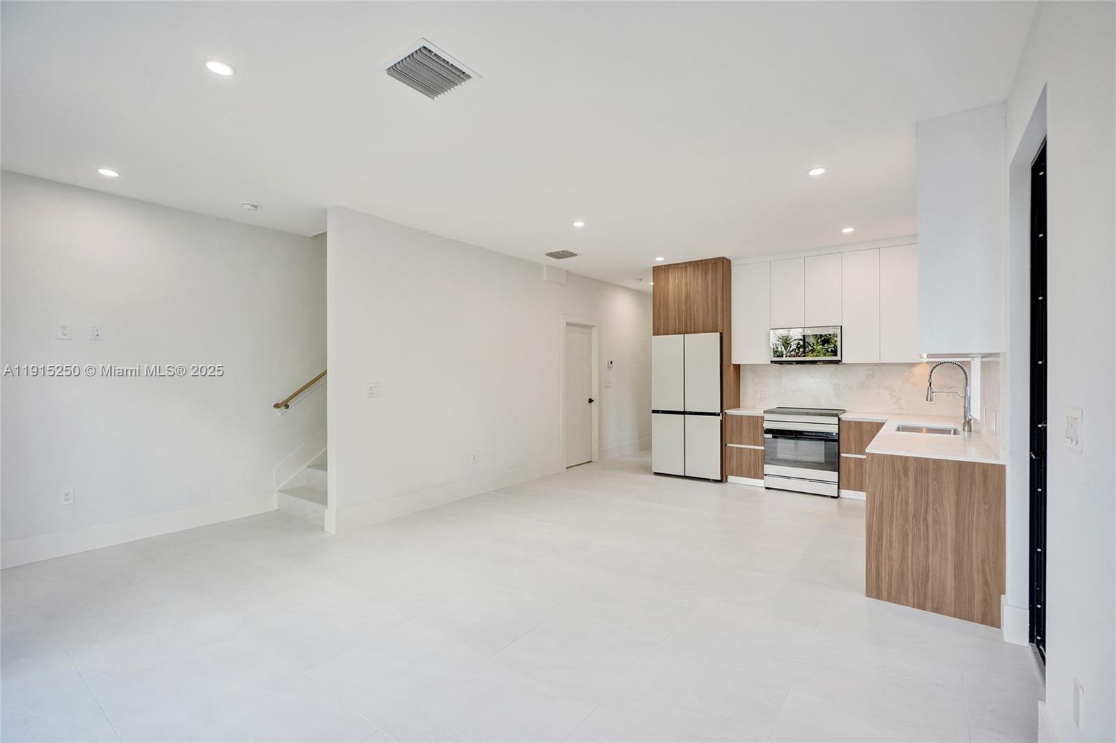 LA PALOMA - Residential Lease