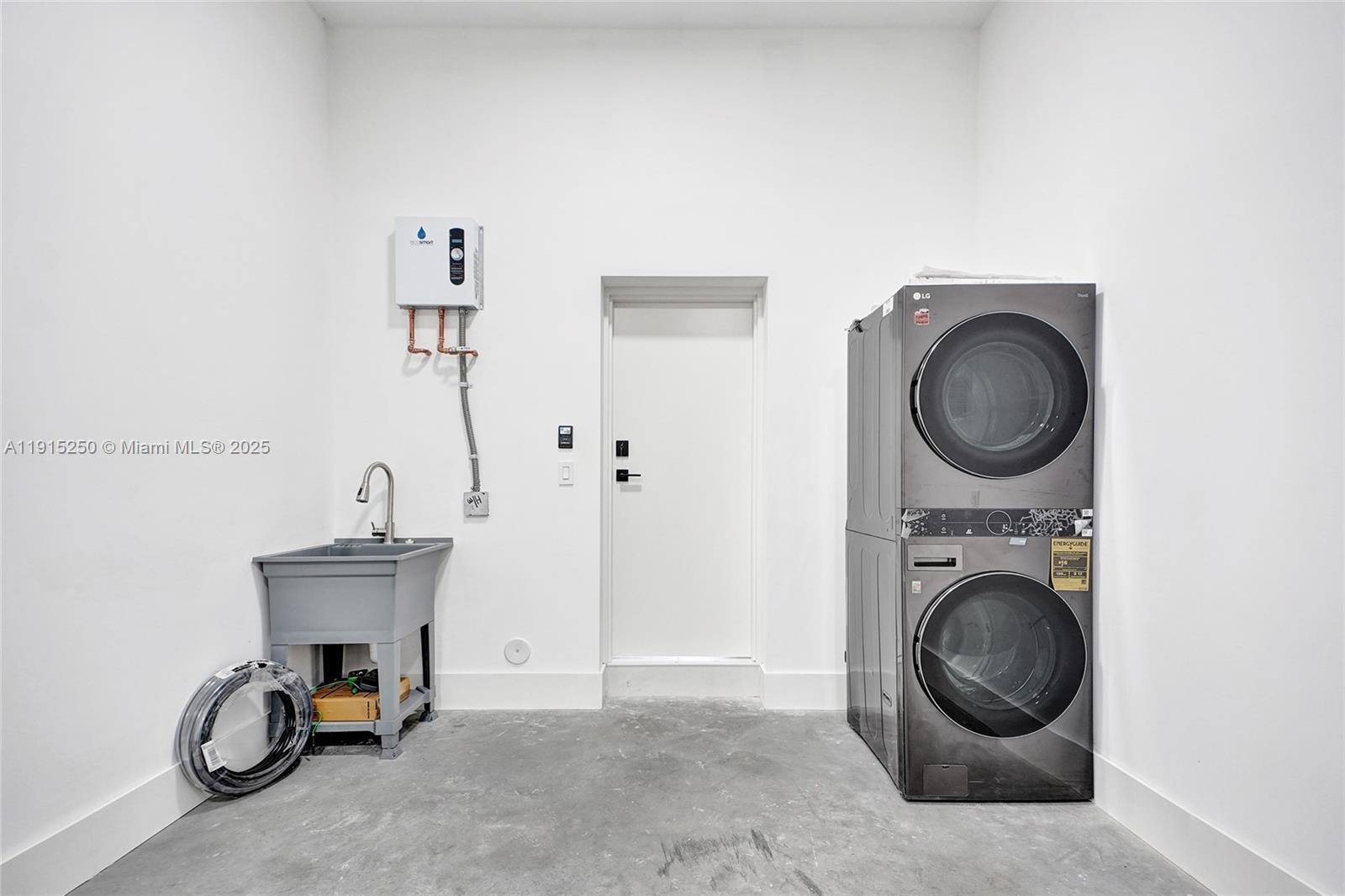 LA PALOMA - Residential Lease