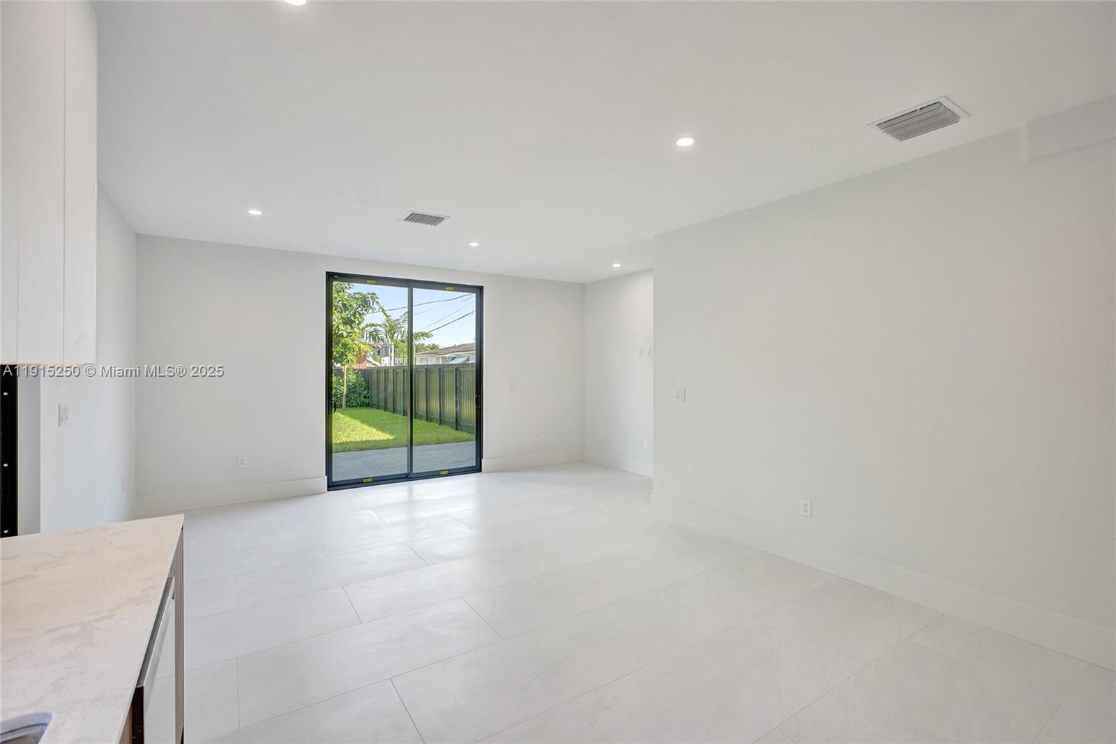 LA PALOMA - Residential Lease