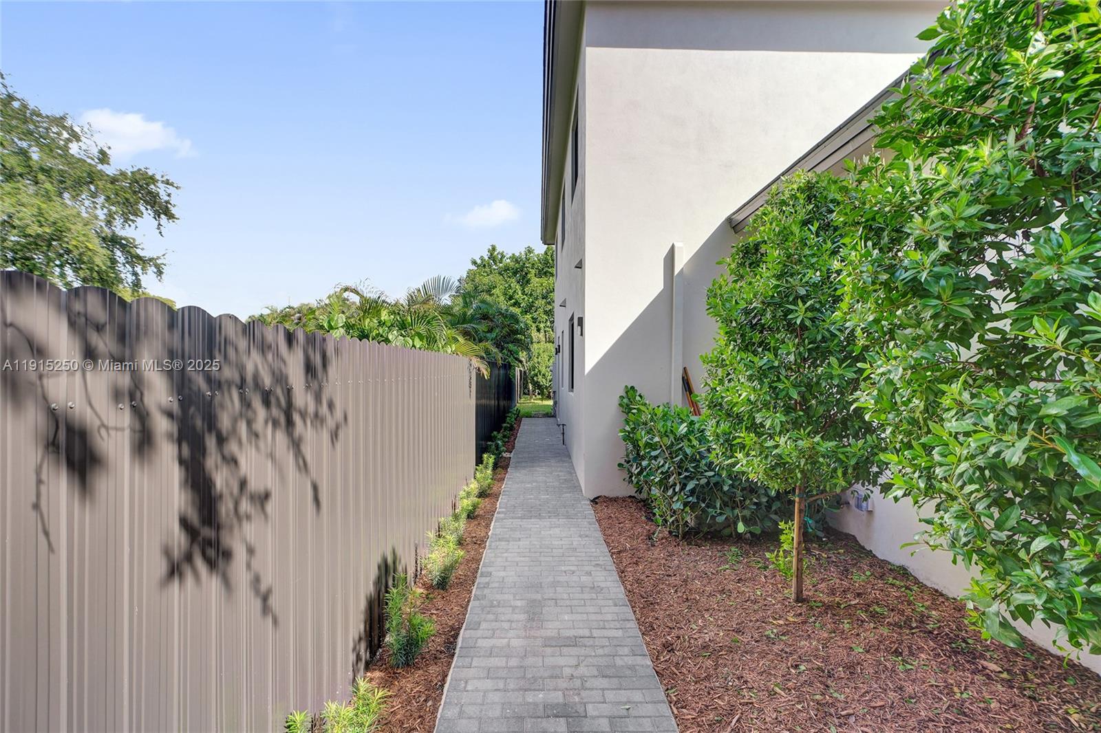 LA PALOMA - Residential Lease