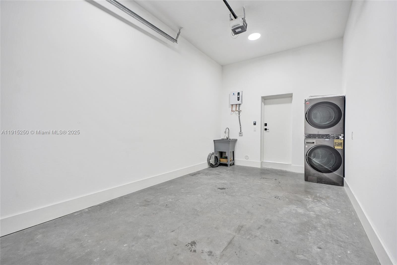 LA PALOMA - Residential Lease