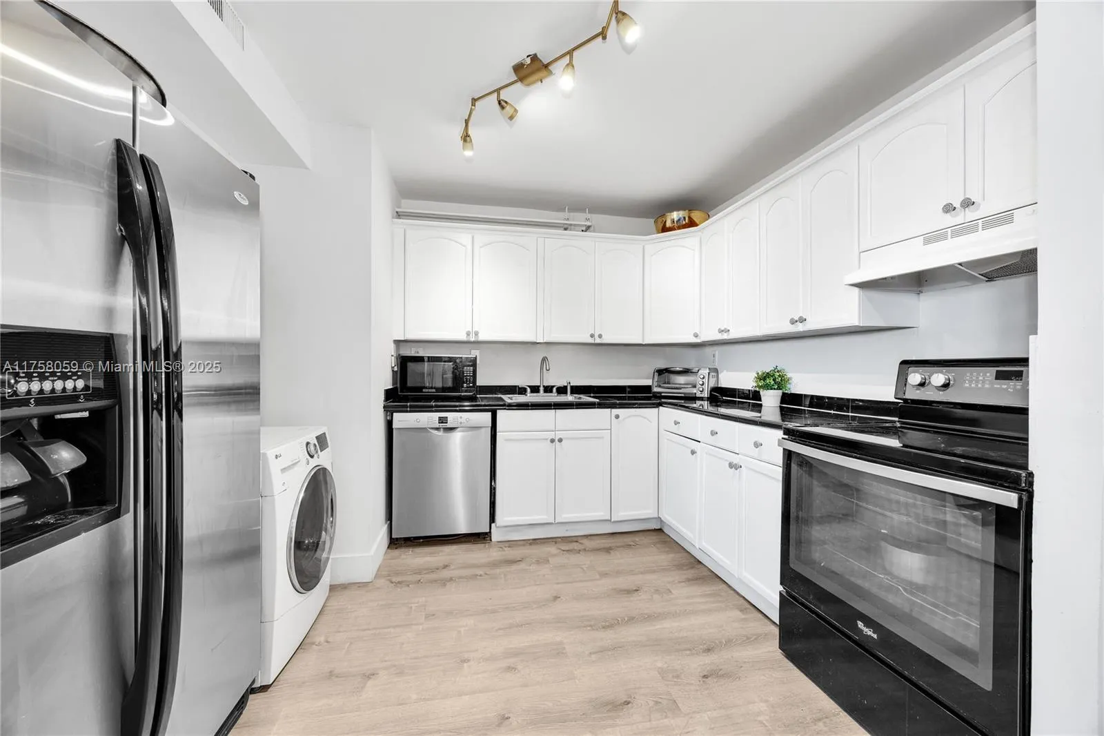 Miami, Florida 33131, United States, 2 Bedrooms Bedrooms, ,2 BathroomsBathrooms,Residential,Active,86103