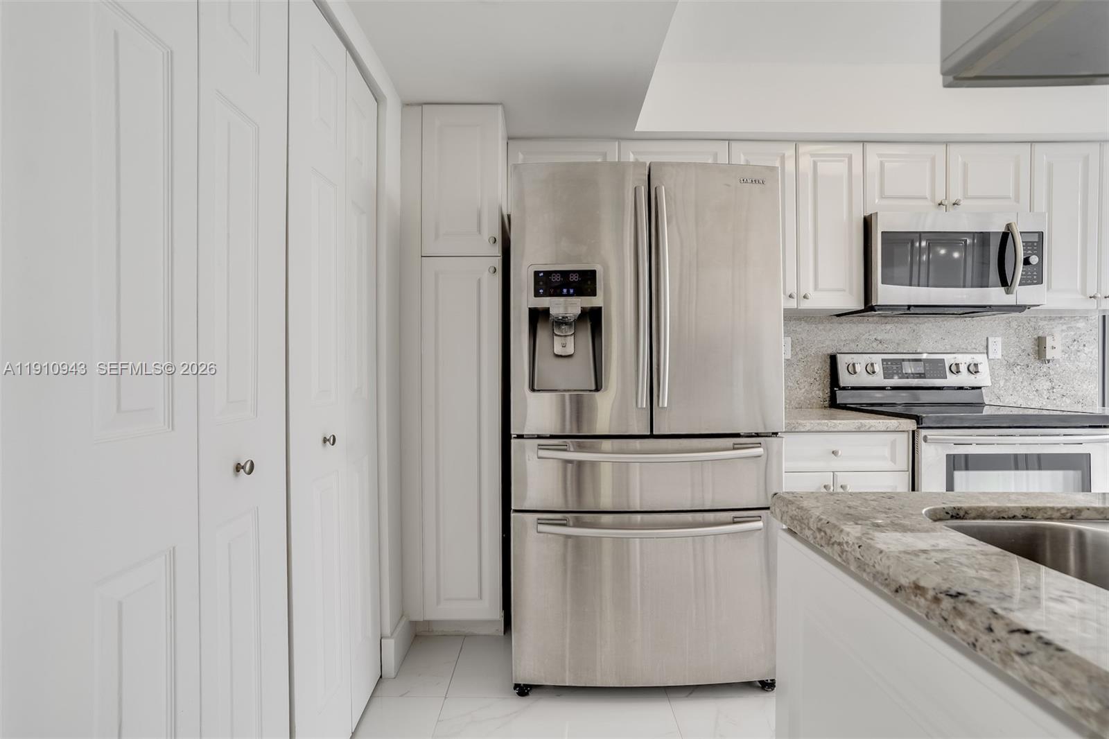 MYSTIC POINTE TOWER 400 C - Residential