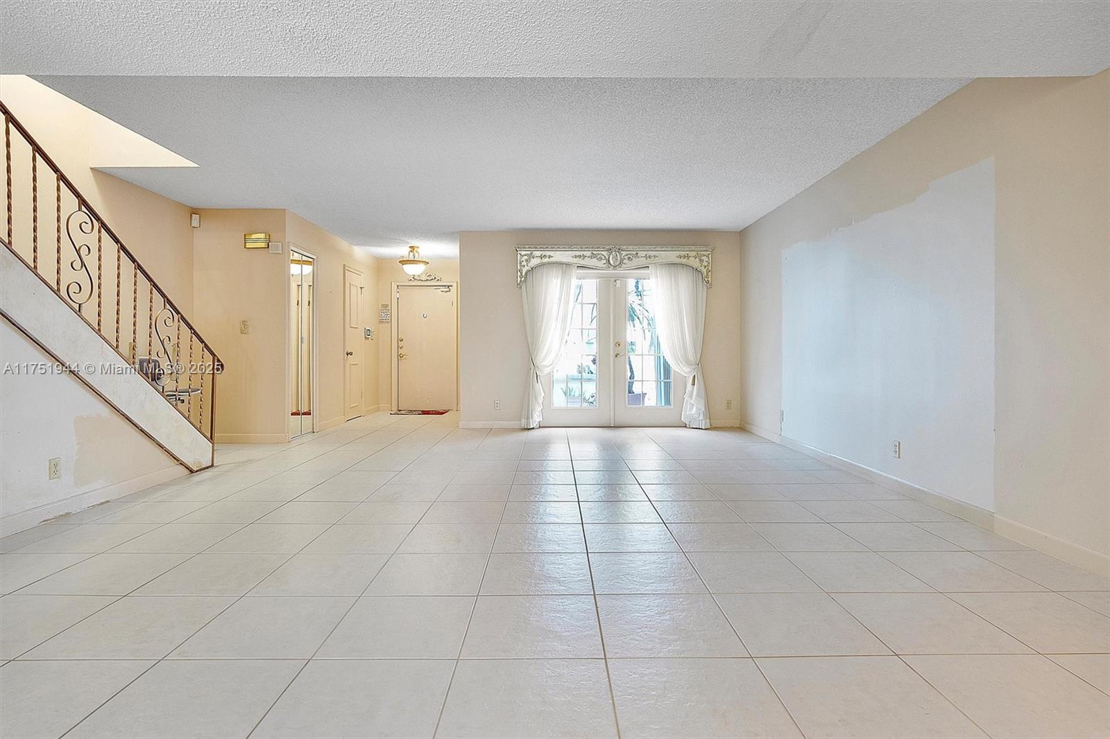 TOWNHOUSES OF VENETIAN PA - Residential