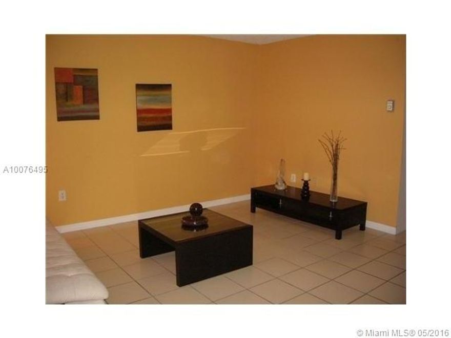 EXCELLENT INVESTMENT OPPORTUNITY!  WELL MAINTAINED CONDO IN THE HEART ON SUNRISE. CLOSE TO SAWGRASS MALL AND SHOPPING CENTERS!