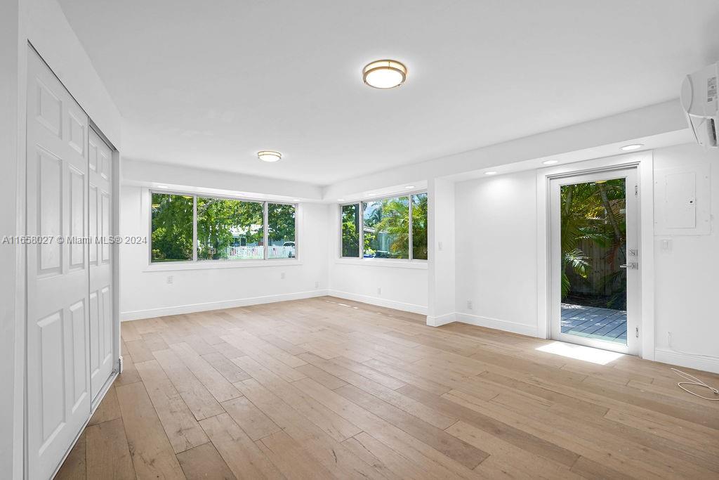 HOLLYWOOD LAKES SECTION - Residential