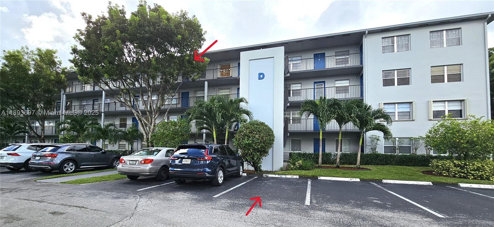 Lake and Golf view condo on 4th floor featuring 2 bedrooms and 1.5 bathrooms. Elevator. Modern floors, freshly painted. Ready to move in. 55 plus active community with amazing clubhouse. Courtesy bus and many activities in the community. Centrally located, close to shopping and hospital.
