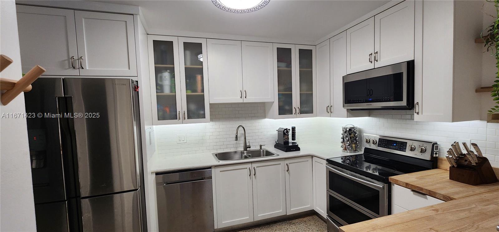 1070 NE 143rd St, North Miami, FL, 33161/$475,000 4 1070 NE 143rd St