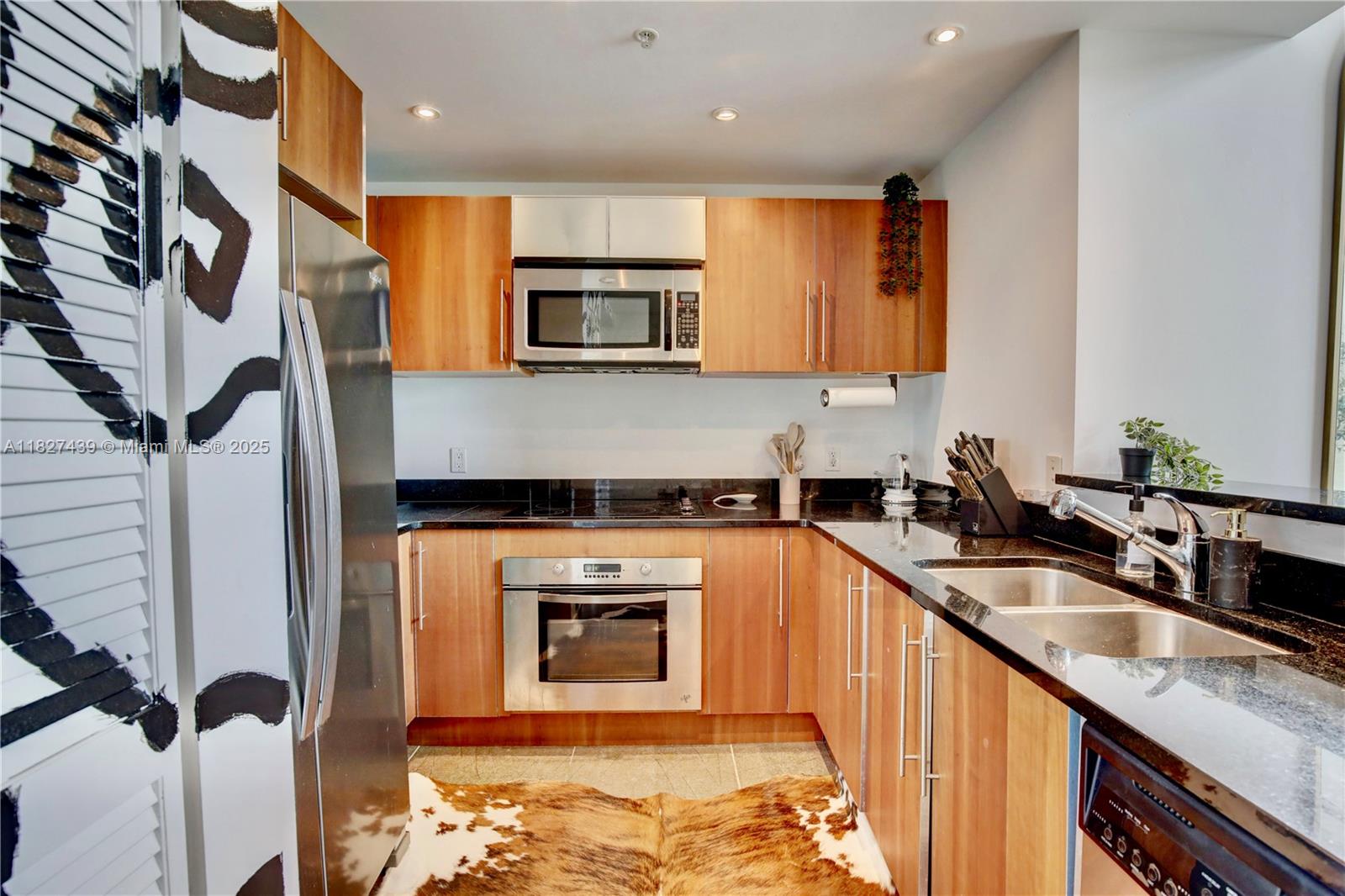 MET 1 CONDO - Residential