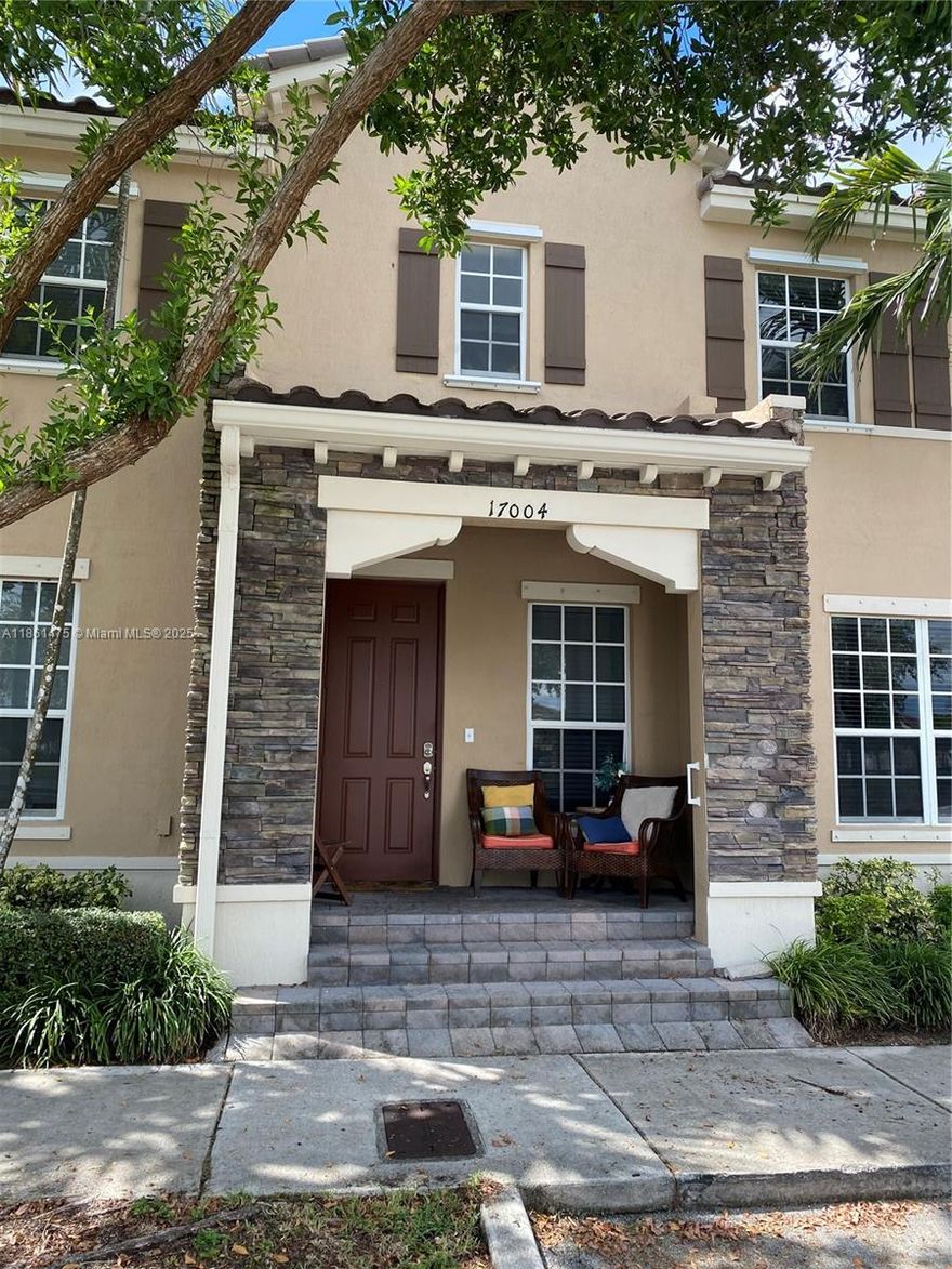 Spacious townhome located in Kendall Square. Overlooks the big lake, clubhouse and fountain. 4 bedrooms 3 full baths, plenty of family space, 2 car garage and patio for entertaining. Nice amenities, close to shopping centers, hospitals, supermarkets & major highways.