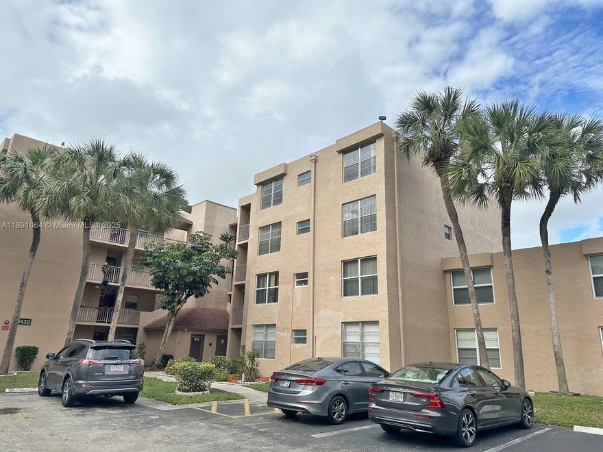 Welcome to Live Oak Condominium at Pine Island Ridge. This beautiful unit features 2 bedrooms, 2 bathrooms. The updated kitchen includes stainless steel appliances. New flooring, freshly painted. One assigned parking space, along with available guest parking. You will have access to excellent community amenities, including a clubhouse, golf course, gym, and tennis courts. Conveniently located near colleges, shopping centers, restaurants, and major highways.