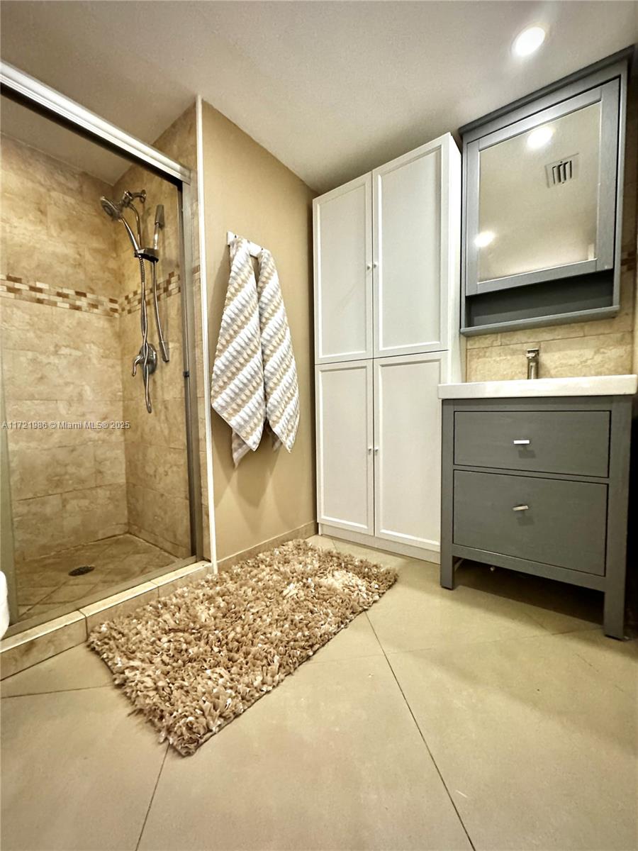 THE VINTAGE CONDO - Residential