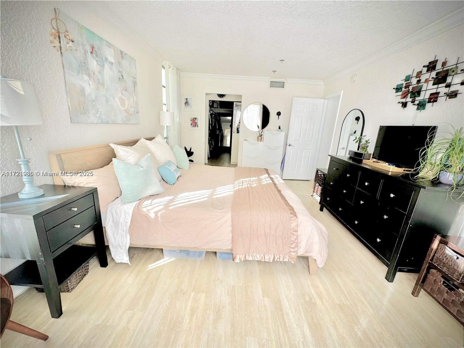 THE VINTAGE CONDO - Residential