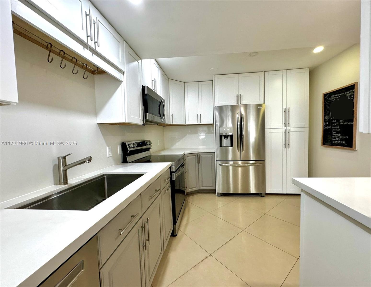 THE VINTAGE CONDO - Residential