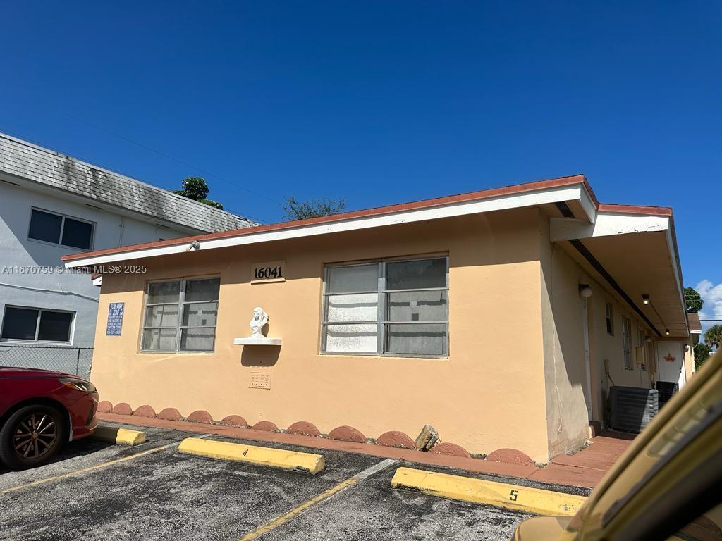 Beautiful in the heart of North Miami Beach, 2 beds 1 bath. Unit is ready to move and in good condition. Owner asks First and 2 security deposit. Quick Approval.