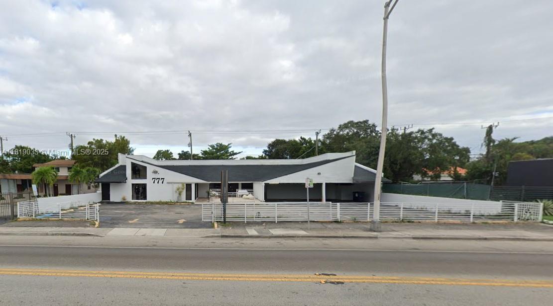 This is a stunningly remodeled freestanding structure that is now used as a lounge. The construction is self-contained and provides visibility, and a variety of uses. With a mostly open floor plan, the interior features high ceilings, modern look, and a spacious layout perfect for a range of creative or professional applications.
The area has recently been renovated, with new flooring, better lighting, and remodeled restrooms. Whether you want to use it for events, offices, retail or showrooms, the open concept design makes adaptation simple.
With lots of natural light and a chic yet practical design, this property offers a great chance to start or grow your business in a unique, usable area. space available from 2000 - 6000 sf