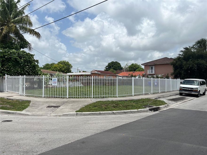 Corner Lot in Allapattah – Steps from Rubell Museum & Leku Allapattah is booming—and this 5,000 sq ft corner lot puts you in the heart of it. Zoned T3-O, it’s ready for your dream home, a modern duplex, or two sleek townhomes with private entrances. Just two blocks north of cultural hotspots, this area is fast becoming the next Wynwood. Opportunity is knocking—answer it with style.