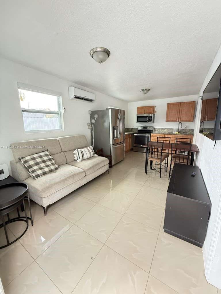 HIALEAH DEER PK ADDN - Residential Lease