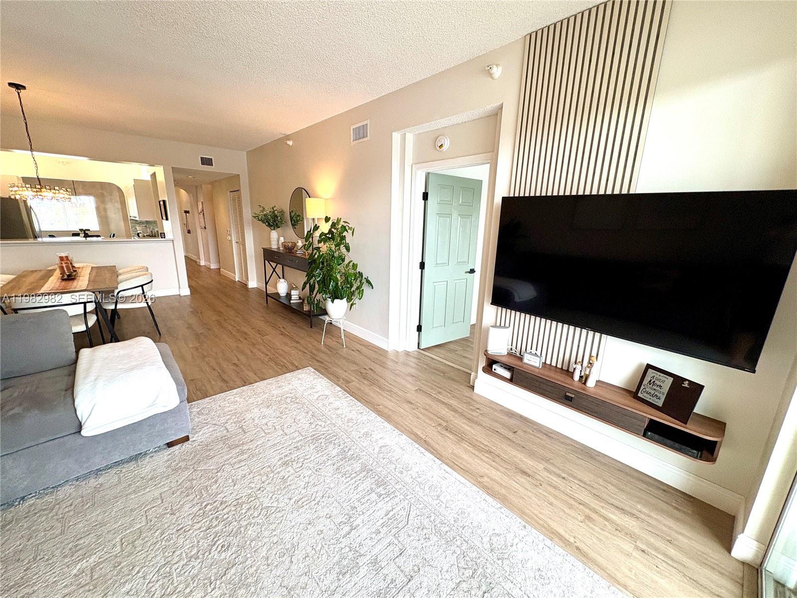 SOUTHAMPTON CONDOMINIUM - Residential